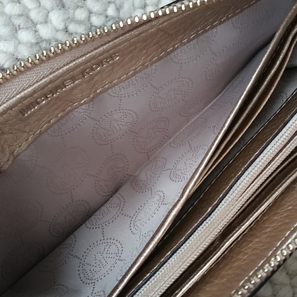 Michael Kors wallet - Picture 9 of 16